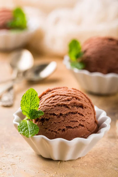 Sorvete de chocolate em tigela branca . — Fotografia de Stock