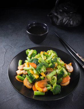 Kızarmış sebze karıştırın