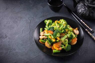 Kızarmış sebze karıştırın