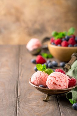 Ahududu Ice cream bakır kase.