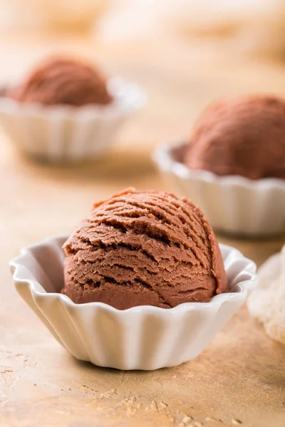 ボウルにホワイト チョコレートのアイスクリーム. — ストック写真