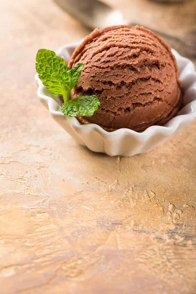 Sorvete de chocolate em tigela branca . — Fotografia de Stock