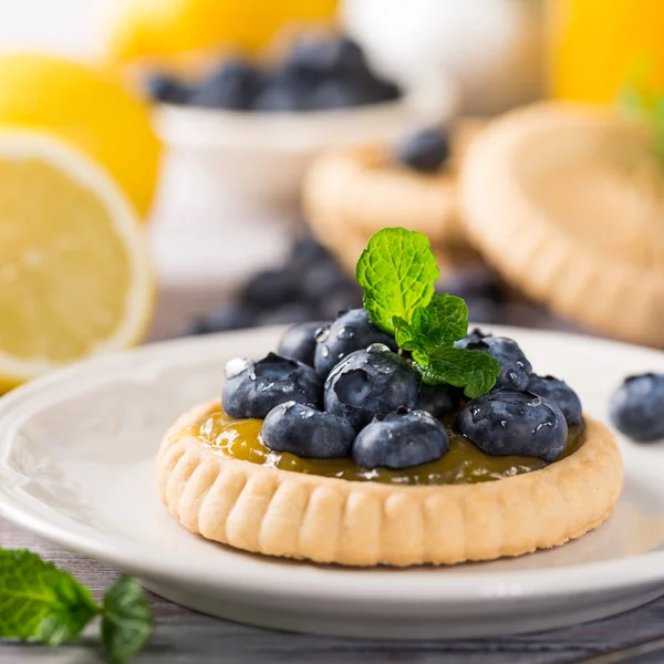 Lemon curd tartlet with fresh blueberries — Stock Photo, Image