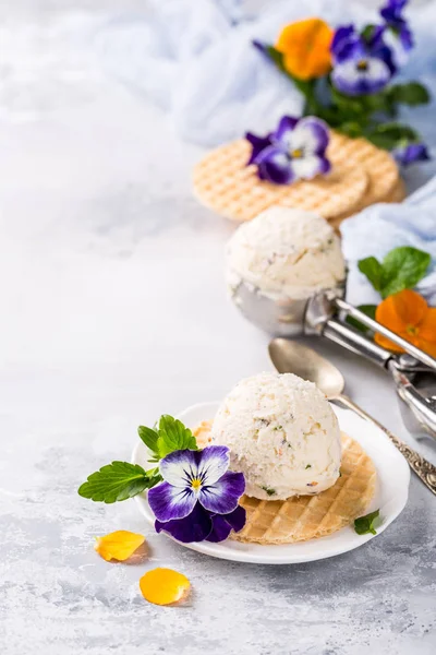 Ванильное мороженое с съедобными цветами — стоковое фото