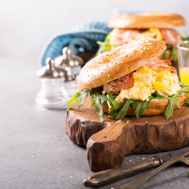 Taze pişmiş simit çırpılmış yumurta ile dolu