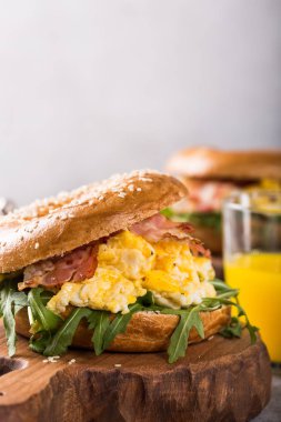 Taze pişmiş simit çırpılmış yumurta ile dolu