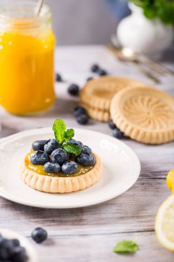 Limon Lor tartı taze yaban mersini ile