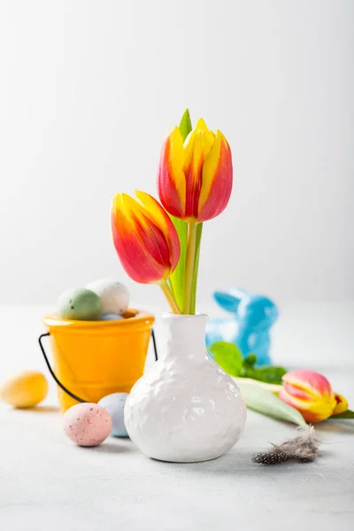 Composición de Pascua con tulipanes de primavera —  Fotos de Stock