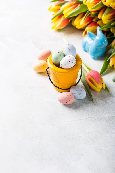 Easter composition with quail eggs and tulips — Stock Photo, Image