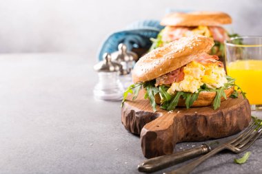 Simit pişmiş yumurta, rucola ve kızarmış domuz pastırması