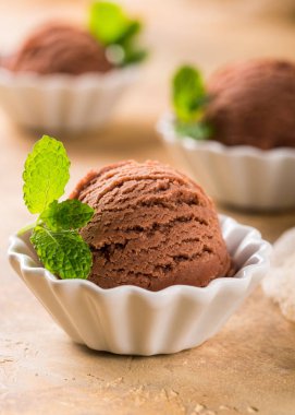 Çikolatalı dondurma beyaz kase.