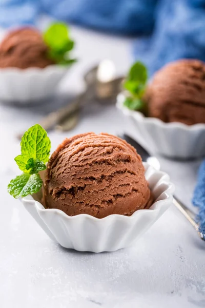 在白色的碗里的巧克力冰淇凌。. — 图库照片