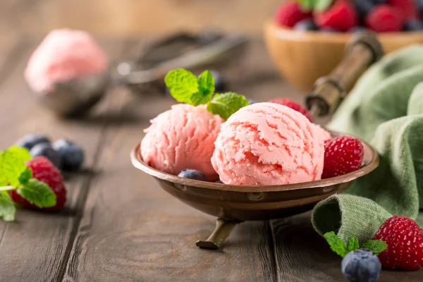 Helado de frambuesa en bol de cobre . — Foto de Stock