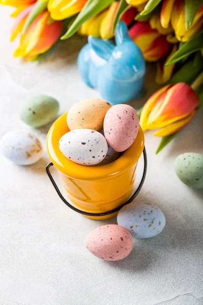 Easter composition with quail eggs and tulips — Stock Photo, Image