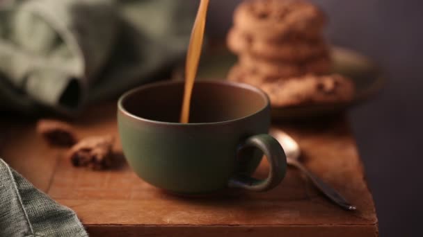 Кофе наливают в зеленую чашку — стоковое видео