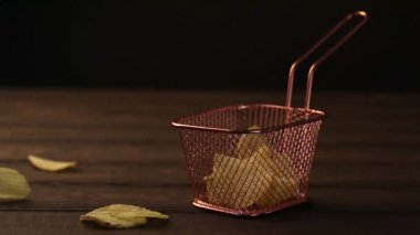 Bir metal sepet içine düşen patates cipsi