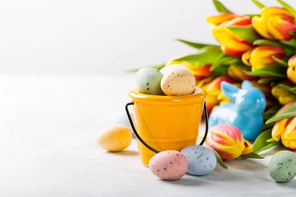 Easter composition with quail eggs and tulips — Stock Photo, Image