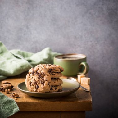 Çikolata parçacıklı kurabiye.
