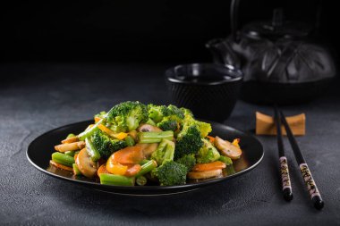 Kızarmış sebze karıştırın