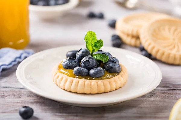 Tortino di cagliata di limone con mirtilli freschi — Foto Stock