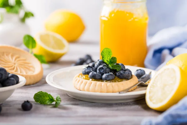 Zitronenquark-Törtchen mit frischen Blaubeeren — Stockfoto
