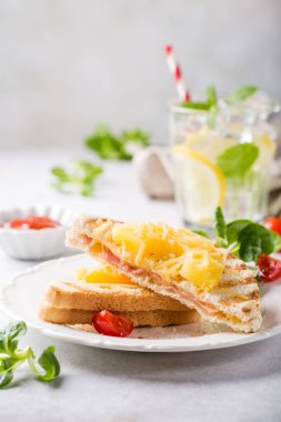 Ananas ile sandviç,