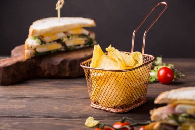 Bakır sepet içinde gevrek patates cipsi