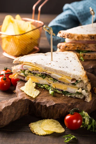 Taze kulüp sandviçi