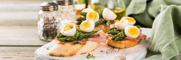 Sendwich fresco con prosciutto, asparagi e uova di quaglia — Foto Stock