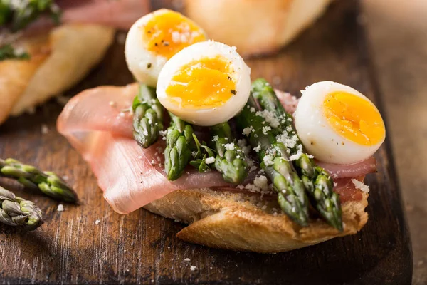 Sendwich fresco con prosciutto, asparagi e uova di quaglia — Foto Stock