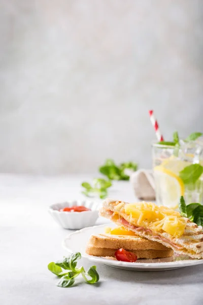 Ananas ile sandviç, — Stok fotoğraf