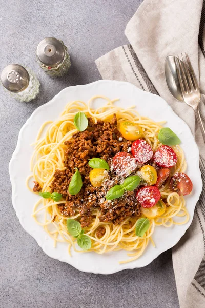 Spaghetti Bolognaise topped with minced beef — Stock Photo, Image
