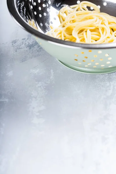 Paslanmaz süzgeç içinde taze pişmiş spagetti — Stok fotoğraf