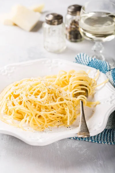 意大利面食配 pecorino 芝士 — 图库照片