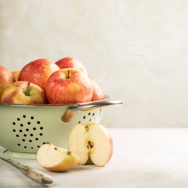 Metal süzgeç taze elma