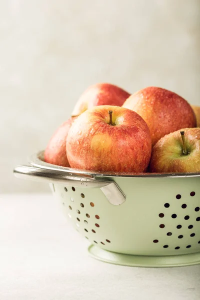 Свежие яблоки в металлическом фильтре — стоковое фото