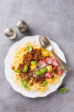 Spagetti Bolognaise kıyma ile tepesinde