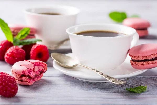 Kopje koffie met Frans raspberry bitterkoekjes — Stockfoto