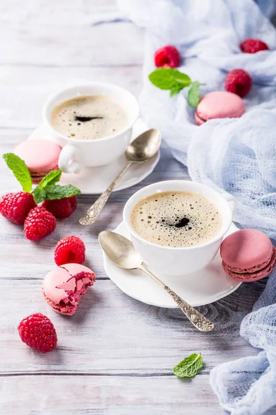 Kopje koffie met Frans raspberry bitterkoekjes — Stockfoto