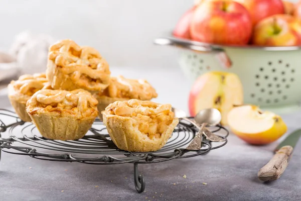 Zelfgemaakte Mini appeltaarten — Stockfoto