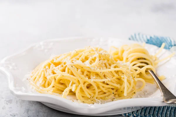 意大利面食配 pecorino 芝士 — 图库照片