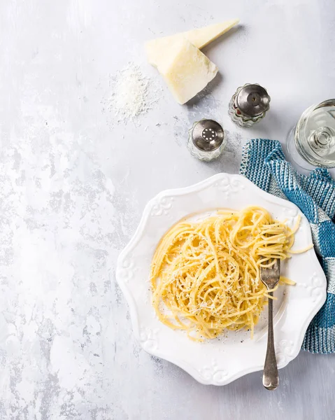 Italian pasta with pecorino cheese — Stock Photo, Image