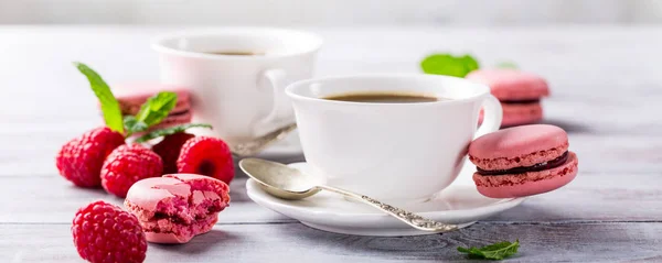 Kopje koffie met Frans raspberry bitterkoekjes — Stockfoto