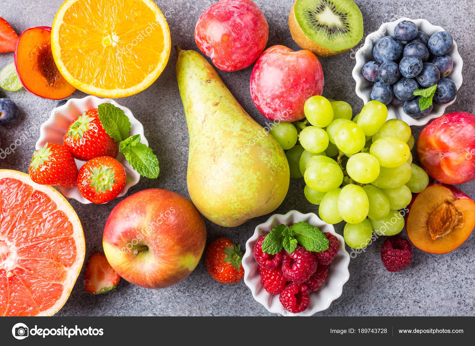 Свежие фрукты и ягоды — Стоковое фото © IMelnyk 189743728