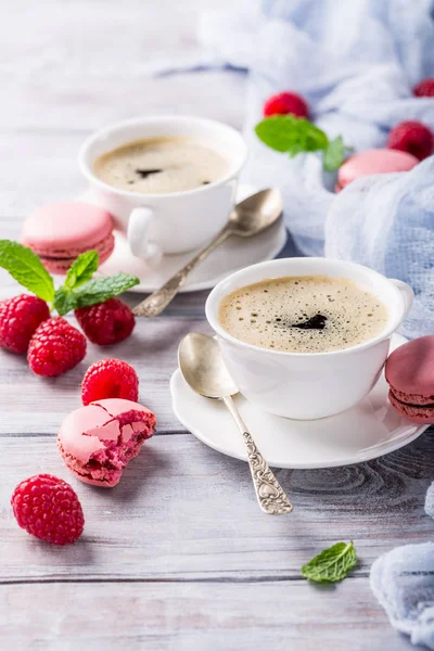 Kopje koffie met Frans raspberry bitterkoekjes — Stockfoto