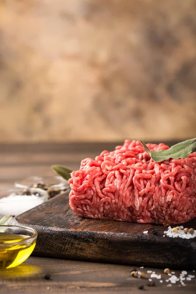 Carne macinata fresca cruda di manzo — Foto Stock