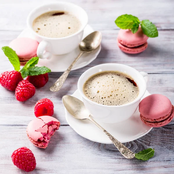 Kopje koffie met Frans raspberry bitterkoekjes — Stockfoto