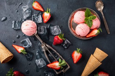 Çilekli dondurma ile düz yatıyordu