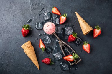 Çilekli dondurma ile düz yatıyordu