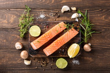Taze Çiğ somon fileto, düz yatıyordu